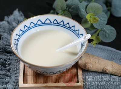 习惯喝牛奶的人往往会在饮食中更注重钙质和蛋白质的补充