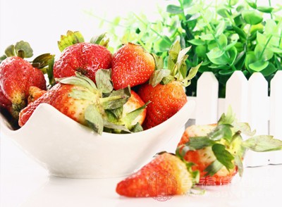 草莓富含膳食纤维，有助于促进肠道蠕动，加速体内毒素排出，从而达到清洁肠胃、改善便秘的效果