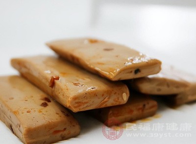 豆腐干是经过加工的豆制品，含有丰富的钙质和蛋白质