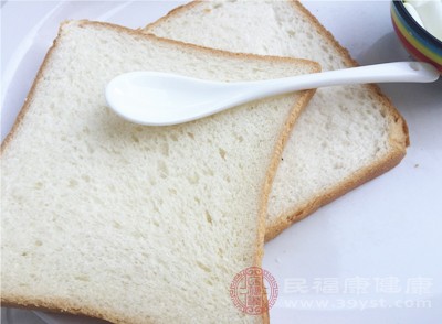面包，尤其是精制白面包，主要成分为精制碳水化合物，营养价值较低，且易导致血糖快速升高