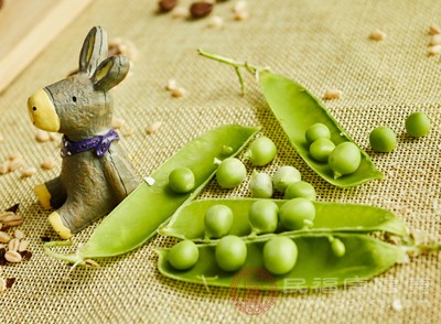 豌豆，小小的绿色颗粒，宛如春天的信使，带来了清新的气息