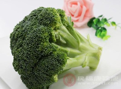 西蘭花被譽(yù)為“蔬菜皇后”，每100g熱量約為34kcal，富含膳食纖維、蛋白質(zhì)、鈣、維生素C、鐵等營養(yǎng)素