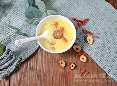 可以適量清淡點(diǎn)，比如一碗粗糧粥