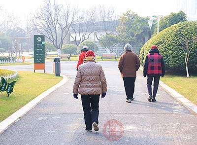 暴走团不乏中老年人，跟随热情洋溢的音乐快步向前走着，如果你没有运动基础，腿部肌肉不足，还是少走为妙