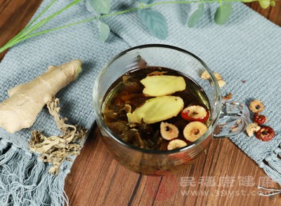 姜茶的核心原料生姜，性辛温，具有温中散寒功效