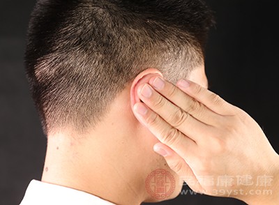 这种油耳朵或就是不正常的了，而是因为耳朵出现疾病所致，常见的有炎症和感染
