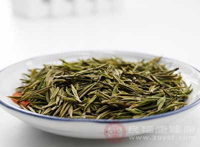 茶叶自带清香味，如果能在饭后嚼一点，对改善口臭是有一定帮助的