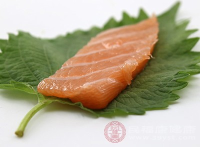 深海鱼如鳗鱼、三文鱼、鳕鱼，以及亚麻籽、核桃等食物中富含Omega-3脂肪酸