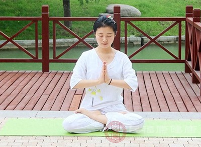 瑜伽冥想是一种深度放松的练习，通过调整呼吸、集中注意力，使身心达到平静状态