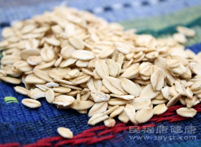 燕麦富含膳食纤维、蛋白质和镁元素，每100g燕麦含镁约64mg