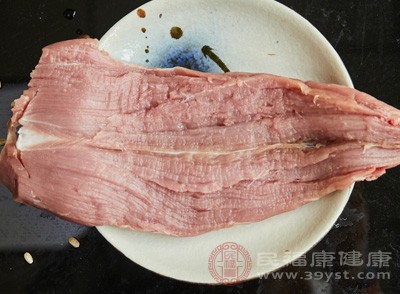 新鲜的猪肉瘦肉看着是粉红的，如果颜色偏暗，说明时间有点久了