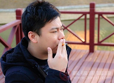 对男性来说，长期抽烟会给健康带来很大的影响