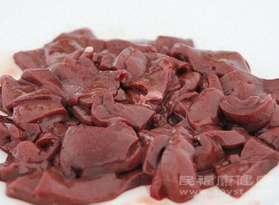 適當(dāng)增加含鐵豐富的食物，如動(dòng)物肝臟、豆類、紅肉、綠葉蔬菜等