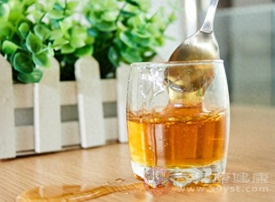 多数人认为早上喝水里面加一点蜂蜜，就可以达到通常润便、预防便秘的效果，但其实正常的人喝了可能会导致腹泻
