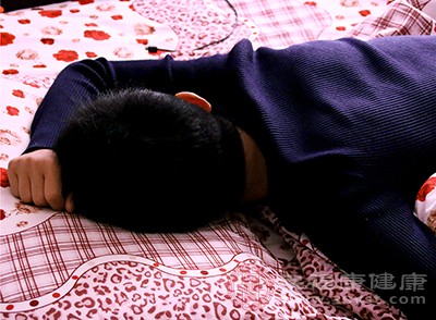 有的孩子晚上睡觉喜欢侧趴着睡，身体像一个“K”字型