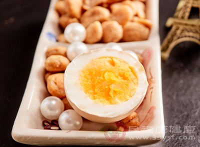 每天早上吃一个水煮鸡蛋身体会有何变化 对血脂影响大吗