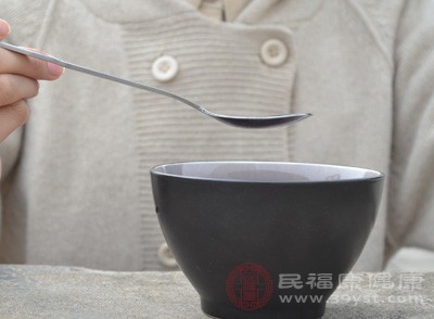 腸胃退化只是其中一個(gè)方面，代謝疾病、腫瘤、牙周病、吃藥副作用、孤獨(dú)感、不科學(xué)的養(yǎng)生行為等，都會(huì)影響老人的營(yíng)養(yǎng)狀況