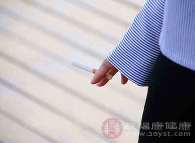 远离有害气体。特别是要远离吸烟的人，吸二手烟容易导致胎儿畸形发育