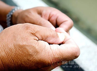有的老年人有心血管疾病，受疾病影响会感觉手部异常