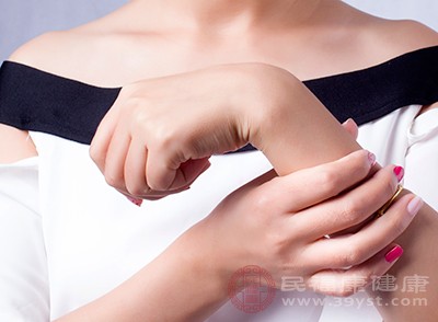由此可见，手麻、手凉可能是多种原因导致的，不能只当作是颈部的问题，也有可能是血管变窄、手腕机械性损伤，不可忽视