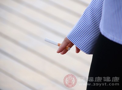 而吸煙則會(huì)使這個(gè)過程加速，并且煙中含有很多的尼古丁、焦油等物質(zhì)，對(duì)人的皮膚又是一種傷害