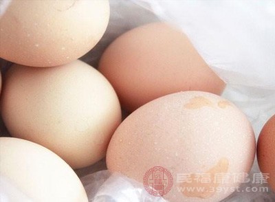 冰箱可减缓鸡蛋内部化学反应速度，保持蛋黄、蛋白的结构稳定性