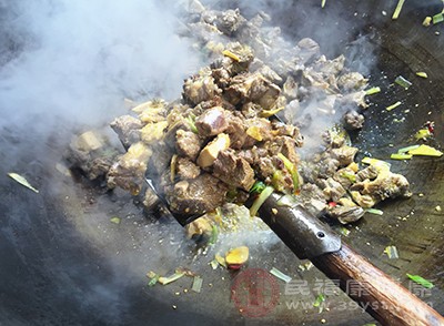 如果我們食用的是剛出鍋的食物，其溫度是比較高的，此時可能會燙傷消化道