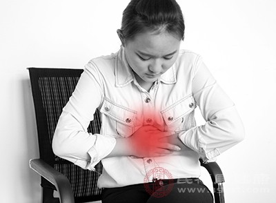 大部分的萎缩性胃炎都是由慢性浅表性胃炎发展而来的，如果浅表性胃炎一直没有得到治疗，容易发生胃溃疡，胃黏膜反复损伤，就很容易出现萎缩性胃炎