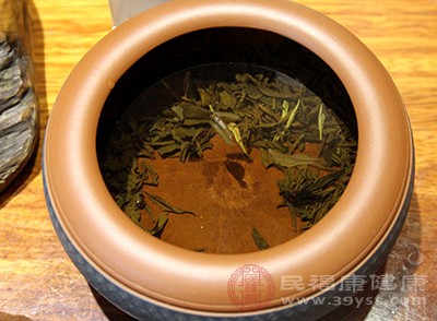 茶中的物質(zhì)能夠抗氧化，阻礙致癌物質(zhì)在體內(nèi)擴散繁殖。而且多喝茶或水能夠溶解香煙中的焦油，減少體中焦油的含量，減少焦油對身體的傷害