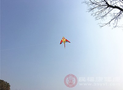 同時加強頸背部的鍛煉，像是游泳、放風箏這類運動對預防頸椎病效果較好