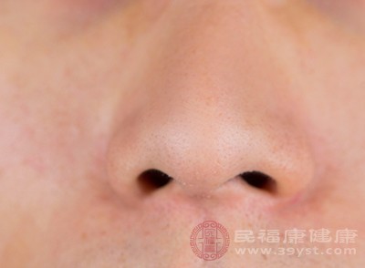 人之所以会挖鼻孔，是因为鼻腔中有鼻屎，通过挖鼻孔能够清除鼻中的污物