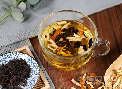 红茶经过发酵过程，茶多酚氧化为茶红素和茶黄素，这些物质具有一定的收敛作用，对胃壁有一定的保护作用