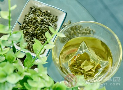 绿茶未经发酵，保留了较多的茶多酚和咖啡碱，这两种物质具有一定的刺激性