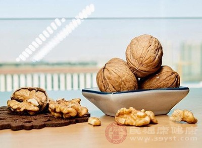 富含維生素B群、鎂、鋅的食物，如全谷物、堅(jiān)果、深綠色蔬菜和瘦肉，能夠幫助改善情緒，減少對酒精的渴望