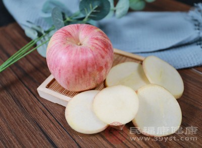 苹果的清甜与四神药材的淡雅相得益彰，既保留了水果的自然风味，又融入了中草药的温润与调理功效