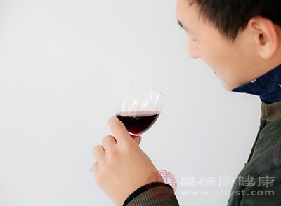 目前有些研究表明适量喝酒可以降低人体冠心病的发病率，但这个结论是有前提的，是有饮酒习惯的人少量喝酒