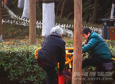 運(yùn)動最大的好處就是在一定程度上能改善情緒，運(yùn)動能促進(jìn)人體釋放內(nèi)啡肽，壓力減少了、心情變好了，自然舒暢年輕