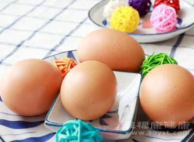 成人想补充蛋白质光吃鸡蛋就够了 鸡蛋和蛋白粉哪个好一点