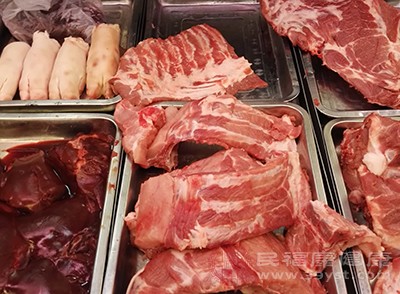 肉买回来之后，不要直接就扔冰箱里，不管是放在保鲜区，还是冷藏区，都是希望能先进行切块