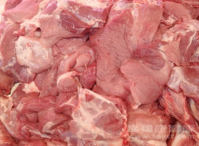 肉类在切块之后，要放入保鲜袋或者保鲜盒当中，可尽量避免污染