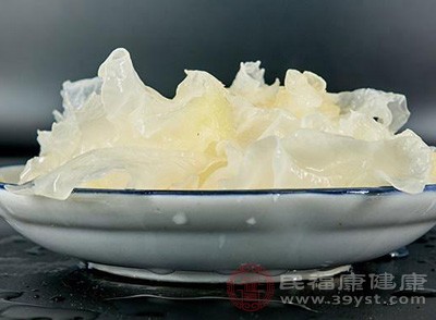 银耳钾含量达到1588毫克每100克，而且还含有多糖、膳食纤维等物质，对皮肤和肠道都有好处