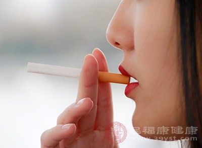 女性在经期间不能饮酒、抽烟，因为烟酒会刺激血管，导致血压上升，血流速度加快，导致女性过度失血