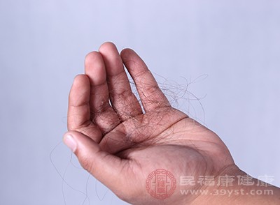 洗发水中添加硅油，不仅不会导致脱发，还具有护发的效果