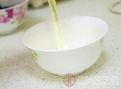 植物油，如橄欖油、花生油、大豆油等，近年來(lái)因其較高的不飽和脂肪酸含量而受到推崇