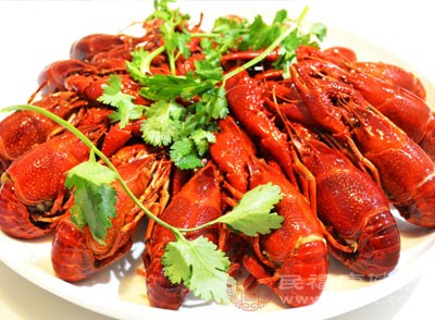 夏天是吃海鲜的季节，小龙虾、贝壳类食物，很受大众的喜爱