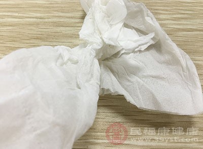 现在的卫生纸看起来都很白，和餐巾纸没什么区别，所以不少人认为它也可以擦嘴