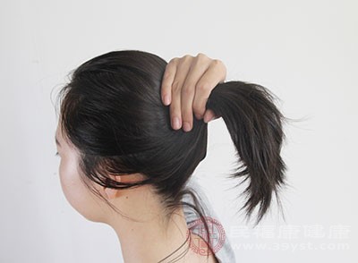 大约三分之一的女性因为长期扎马尾发生了脱发的现象，原因都是因为长期对头发进行拉扯