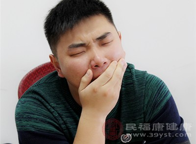 睡眠不足的危害，也不只是簡(jiǎn)單的發(fā)胖，還會(huì)導(dǎo)致人們氣血不足，氣色很差，和身邊的同齡人相比，看著像是隔輩人