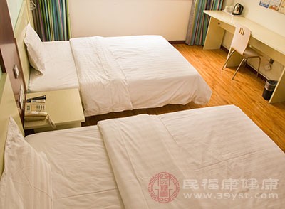 而且有些酒店的床的大小，软硬度都是跟家里面不同的，有些人不适应，所以出现翻来覆去睡不着的情况
