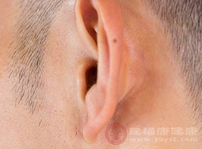 所谓的油耳朵，是说耳朵中的油脂腺分泌十分旺盛，造成产生出来的耳屎，变得异常油腻，那种油油的状态，往往是连成团状，掏出来的时候，往往是一大块